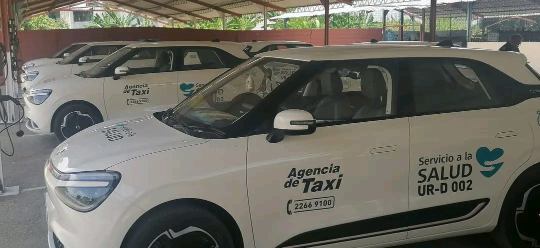 Los taxis eléctricos se destinan al traslado de pacientes requeridos de hemodiálisis. (Autor José Emilio Oliveros Seisdedos)