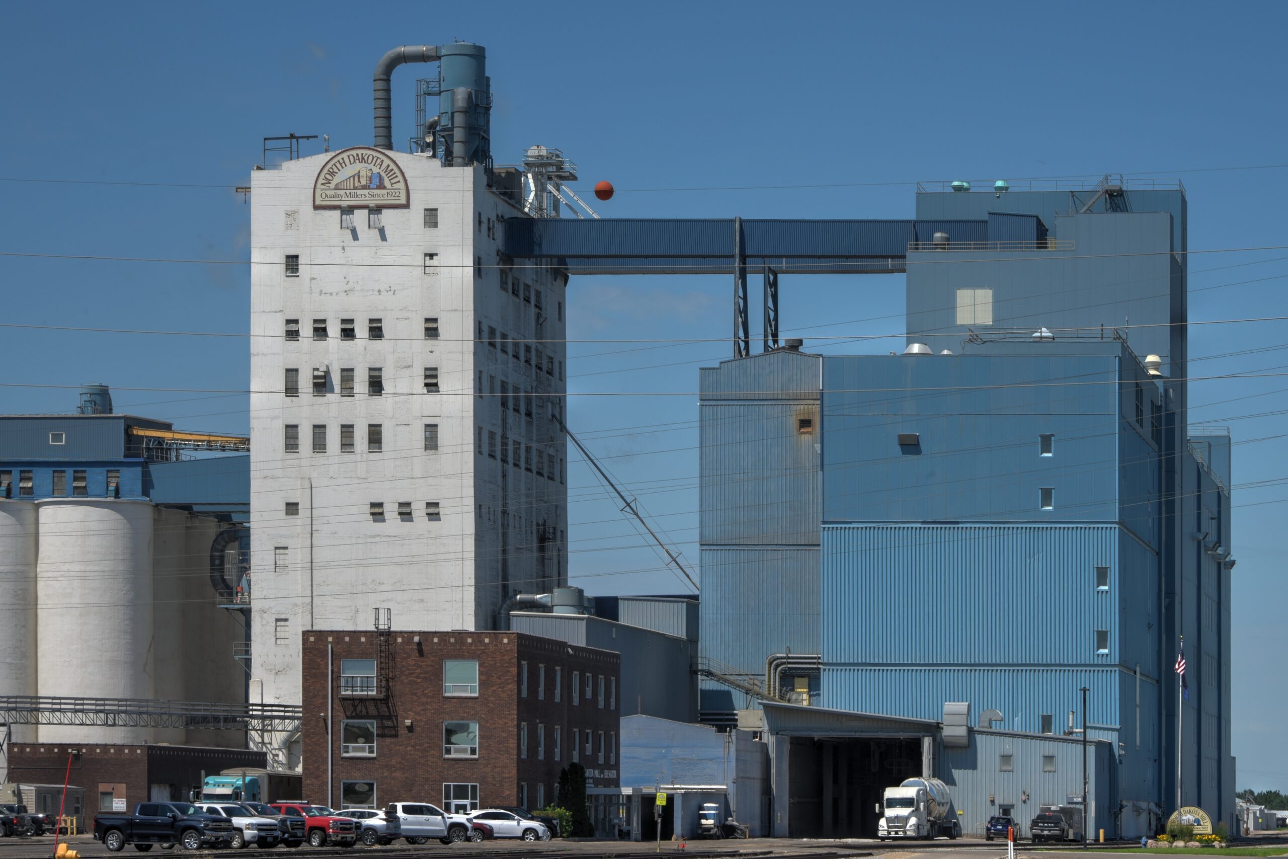 "North Dakota Mill" (Molino de Dakota del Norte), de Schwerdf, CC BY 4.0, vía Wikimedia Commons. Un molino harinero de propiedad estatal establecido en 1922 por la Nonpartisan League (movimiento populista de agricultores y trabajadores) que buscaba ofrecer a los agricultores y molineros de grano de Dakota del Norte una alternativa a los molinos de Minneapolis.