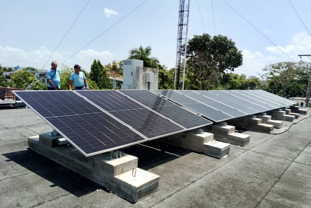 Etecsa en Holguín apuesta por fuentes renovables de energía para respaldar parte de sus servicios. Foto: Cortesía de la fuente.
