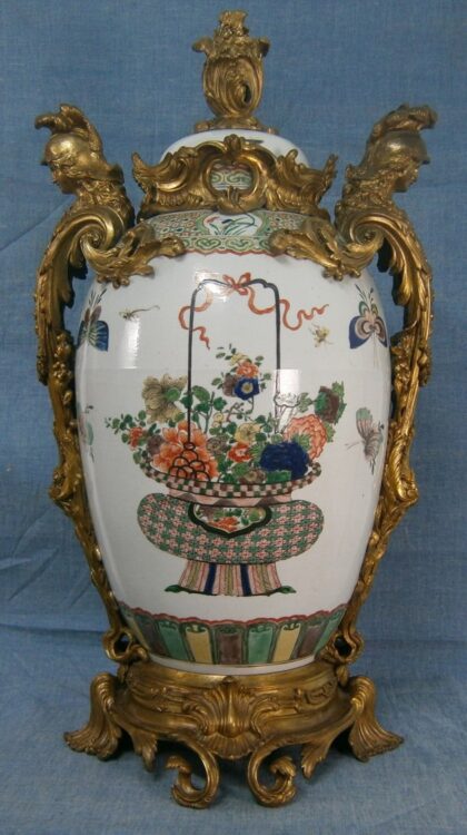 Vaso cubierto, porcelana y bronce, Francia, manufactura Samson, Siglo XIX-XX.