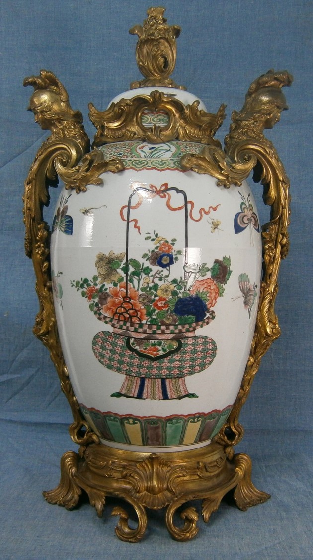 Vaso cubierto, porcelana y bronce, Francia, manufactura Samson, Siglo XIX-XX.