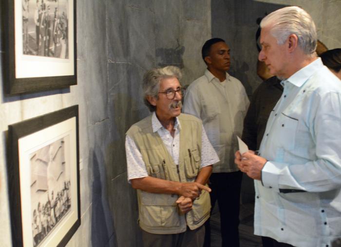 El Presidente Miguel Díaz-Canel junto a Juvenal Balán, Premio Nacional de Periodismo José Martí y uno de los autores de las fotografías. Foto: Ismael Batista Ramírez