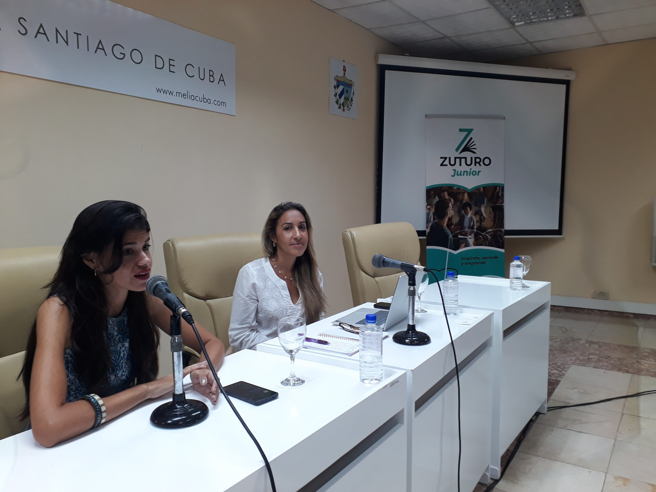De izquierda a derecha Haydée Quiala Pérez, directora de comunicación y Evelyn Torres Marzal, titular de Zuturo. (Foto de la autora)