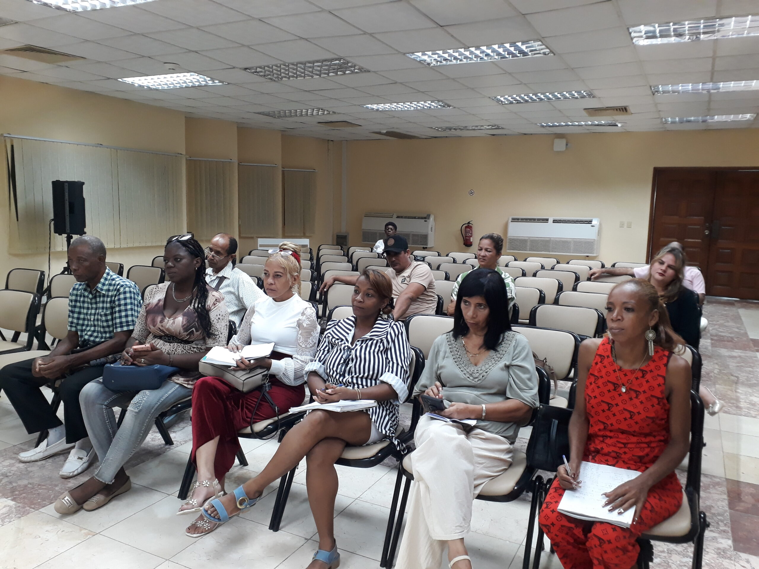 Directivos de seis politécnicos de Santiago de Cuba, junto a emprendedores, intercambiaron acerca de las competencias profesionales que se forman en los centros y las que demandan los privados. (Foto de la autora)