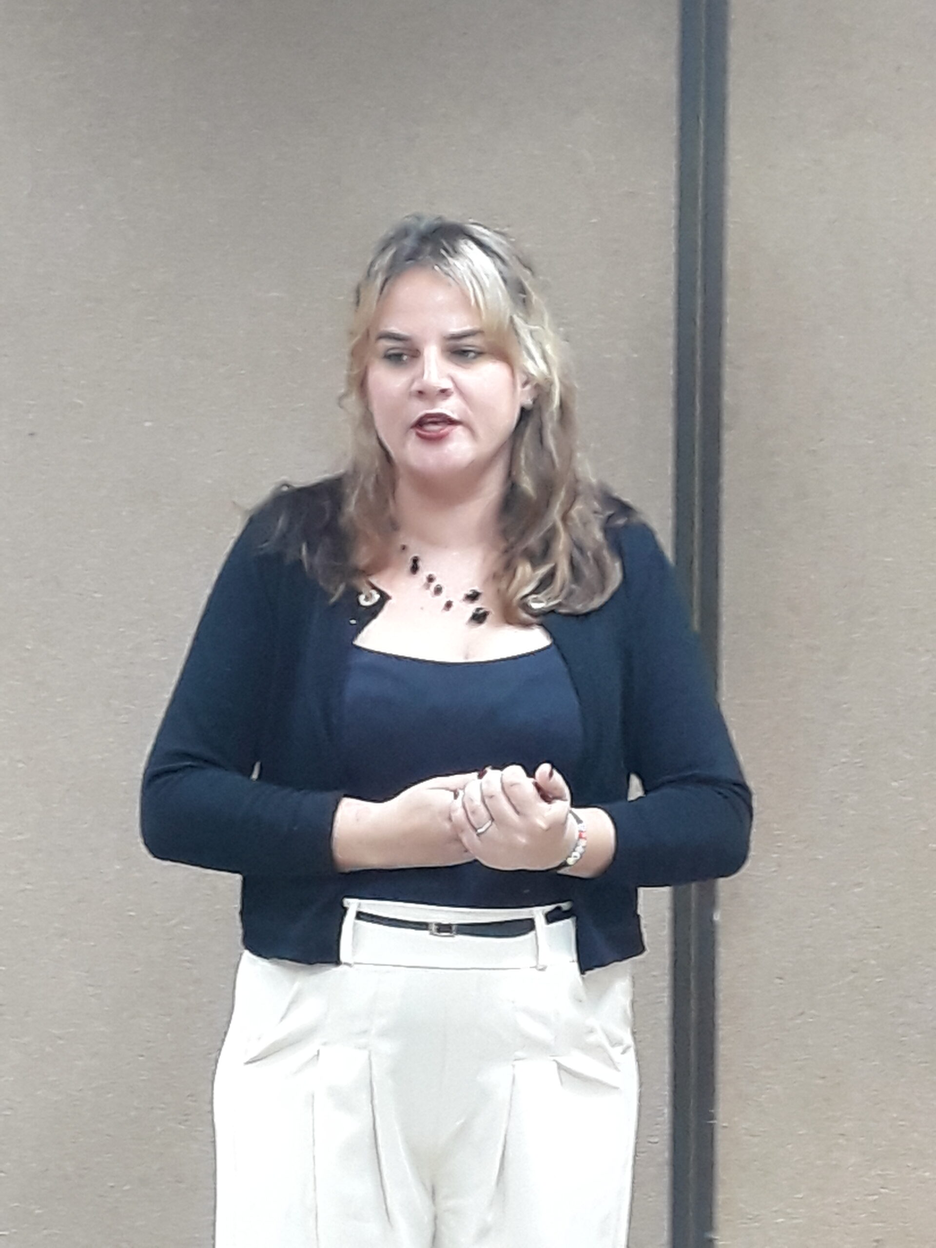 sabel Berenguer, titular de Guardería Sonrisas, es de las emprendedoras dispuestas a asumir la inserción de jóvenes de politécnicos en práctica laboral en su negocio. (Foto de la autora)