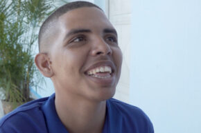 Cristopher, el recepcionista sonriente