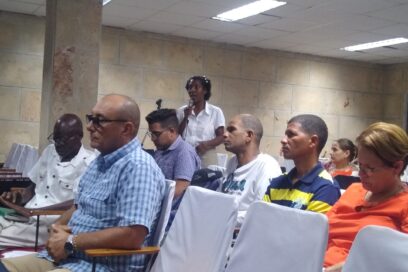 Gremio periodístico intercambia con directivos pineros