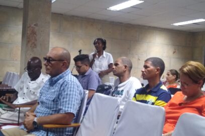 Gremio periodístico intercambia con directivos pineros