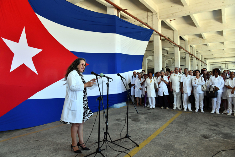 La Dra. Yagen María Pomare Pérez, directora provincial de Salud Pública de La Habana, agradeció al movimiento de solidaridad con Cuba en México, a los cubanos residentes en esa nación y a Open Arms por la gestión de la ayuda, durante el acto oficial de recibimiento en la Terminal de Cruceros. (Foto: Joaquín Hernández