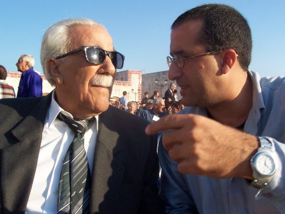 El reconocido poeta junto a su hijo menor, Fidel Antonio Orta Pérez, actualmente director de la Oficina de Investigación y Promoción Cultural Indio Naborí. Foto: Archivo de la web Cuba Ala Décima.