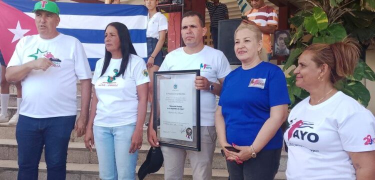 Autoridades del Partido, el Gobierno, la CTC y Educación reciben a la Heroína tras su regreso de La Habana.