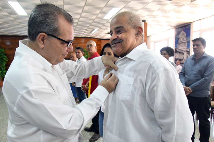 Momento del 2025 en que se le impuso la Orden Lázaro Peña de I Grado.