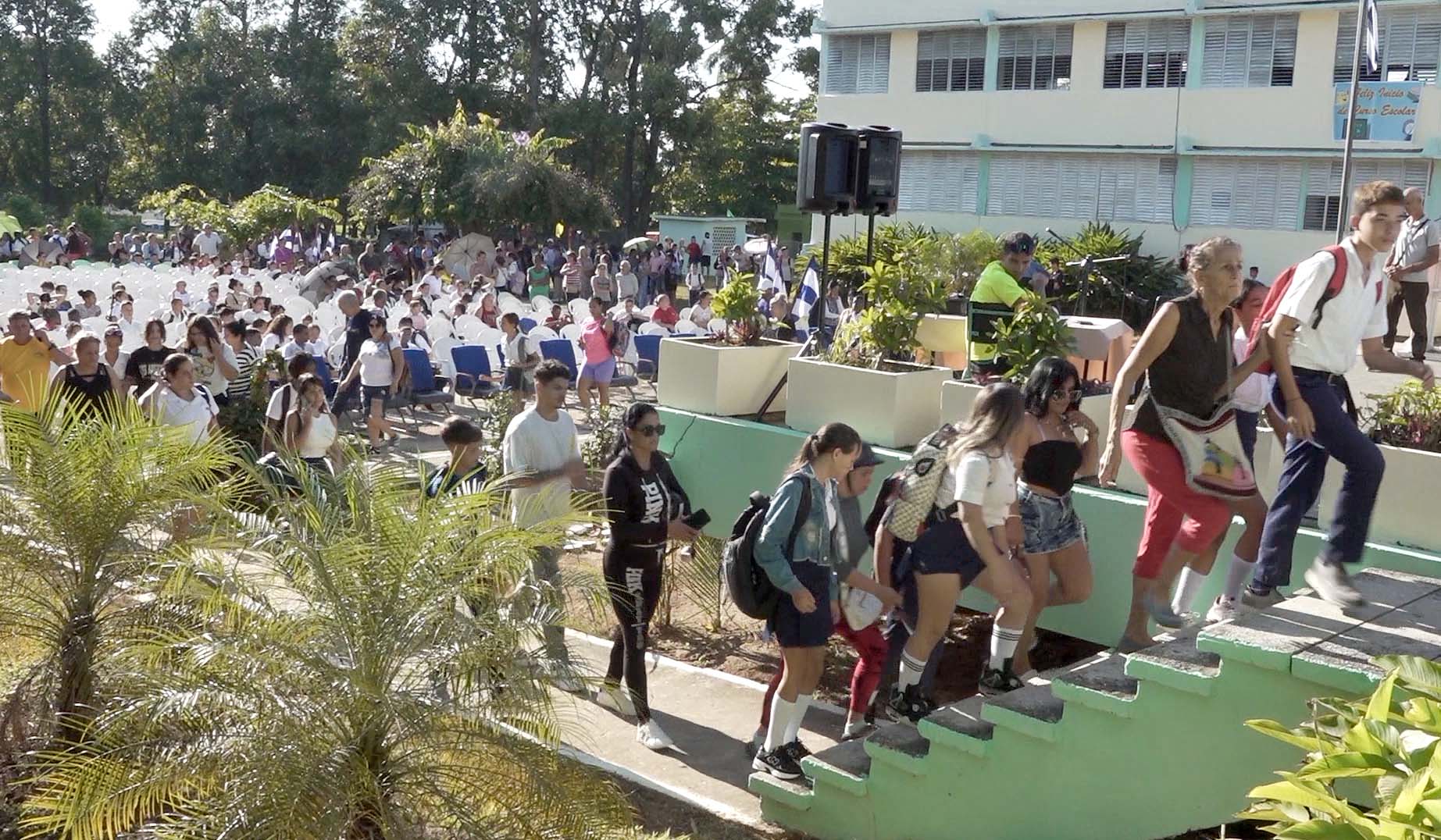 Estudiantes, docentes y familias, una tríada que debe andar en el mismo rumbo. (Foto de Pedro Paredes Hernández)