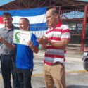 Reciben tres colectivos camagüeyanos de industrias distinción Centenario del Comandante