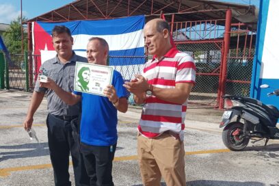 Reciben tres colectivos camagüeyanos de industrias distinción Centenario del Comandante