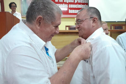 Holguín premió a 17 maestros de la salud