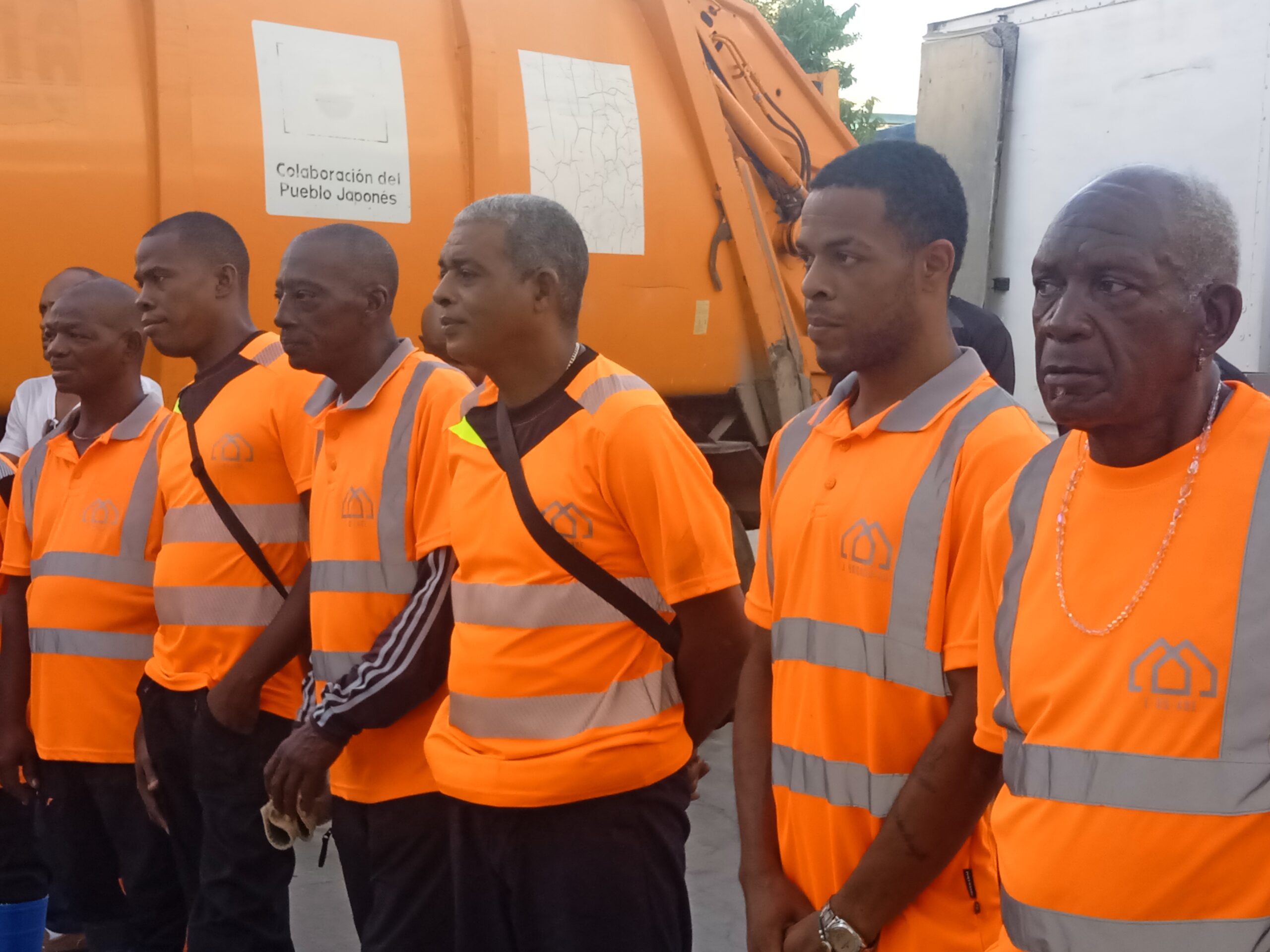 Cada dia, 13 hombres apoyan la limpieza de la barriada de Pueblo Nuevo, en Centro Habana como parte de las transformaciones sociales y la participación popular.