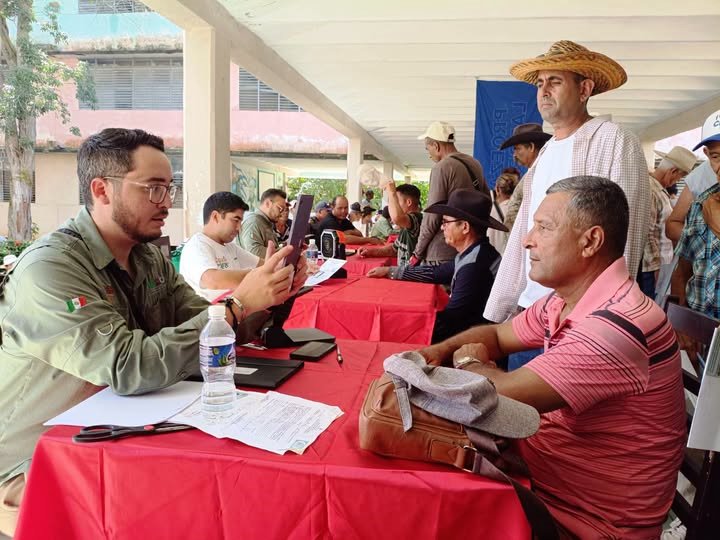 Proceso de inscripción de los productores beneficiados. (Foto tomada del perfil del Gobierno Provincial de Las Tunas)