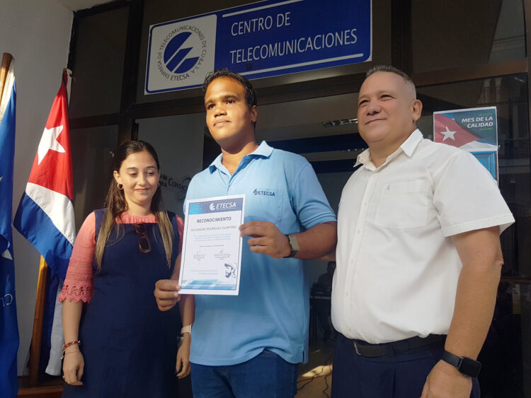 El joven Alejandro Rodríguez reconoce que la empresa, a pesar de las dificultades económicas y de recursos, dispone de lo que tiene para el desarrollo de servicios como la red móvil y de las inventivas que ellos proponen (Foto: Miozotis Fabelo Pinares)