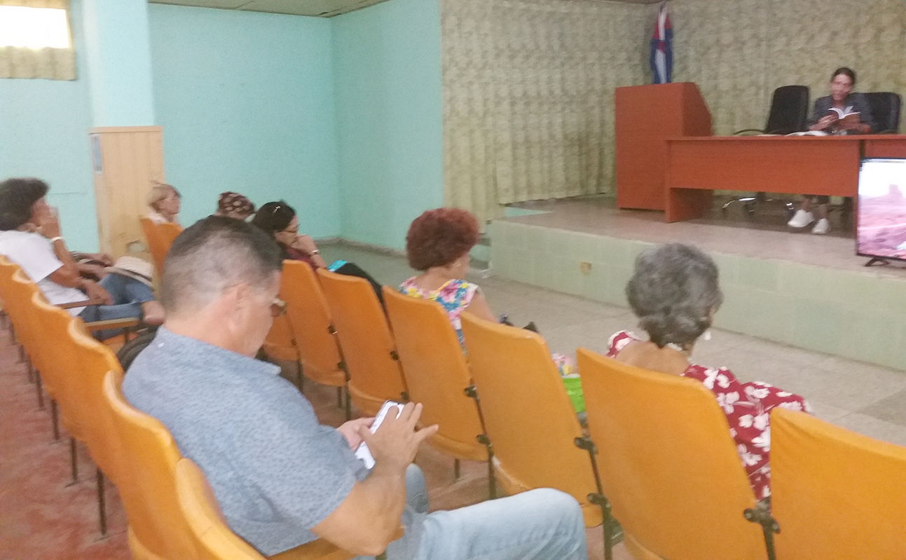 El encuentro se inició con una animada charla a cargo de María Eugenia Azcuy. (Fotos del autor)